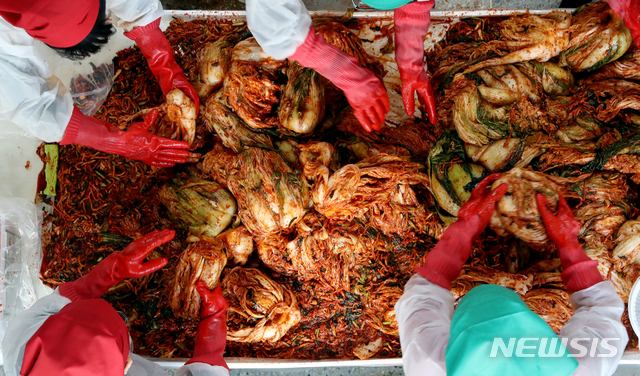 【서울=뉴시스】김치를 만들고 있는 시민들. (사진=뉴시스 DB)