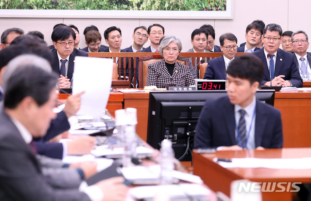 【서울=뉴시스】이종철 기자 = 김연철 통일부 장관이 7일 오후 서울 여의도 국회에서 열린 외교통일위원회 전체회의에 출석하여 탈북한 북한 주민 강제소환에 대한 의원 질의에 답변하고 있다. 2019.11.07.jc4321@newsis.com