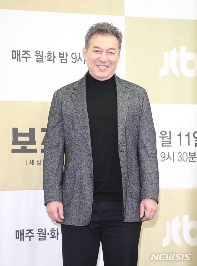 [서울=뉴시스] 조수정 기자 = 배우 김갑수가 7일 오후 서울 상암동 스탠포드 호텔에서 열린 JTBC 월화드라마 '보좌관 2' 제작발표회에서 포즈를 취하고 있다. 보좌관 2는 11월 11일 밤 9시 30분 첫 방송한다. 2019.11.07. chocrystal@newsis.com