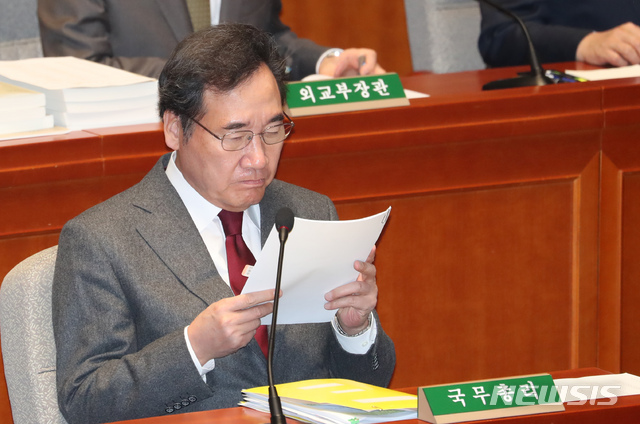 【서울=뉴시스】고승민 기자 = 이낙연 국무총리가 7일 서울 여의도 국회에서 열린 예산결산특별위원회 전체회의에서 자료를 검토하고 있다. 2019.11.07.kkssmm99@newsis.com