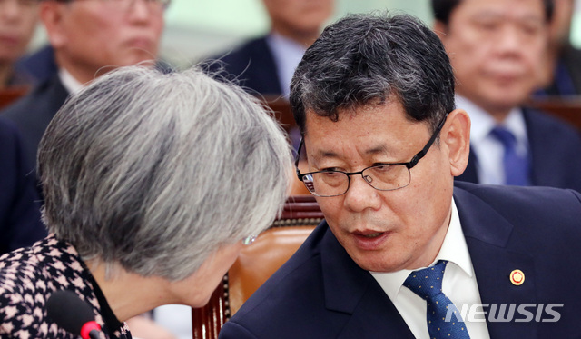 【서울=뉴시스】이종철 기자 = 강경화(왼쪽) 외교부 장관과 김연철 통일부 장관이 7일 오후 서울 여의도 국회에서 열린 외교통일위원회 전체회의에 출석하여 의견을 나누고 있다. 2019.11.07.jc4321@newsis.com