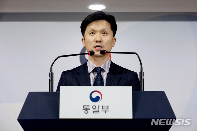 【서울=뉴시스】김병문 기자 = 이상민 통일부 대변인이 7일 오후 서울 종로구 정부서울청사에서 현안 브리핑을 하고 있다. 통일부는 지난 2일 동해상에서 나포한 북한주민 2명을 이날 오후 3시 10분경 판문점을 통해 추방했다고 밝혔다. 2019.11.07. dadazon@newsis.com