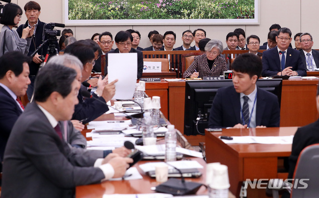 【서울=뉴시스】이종철 기자 = 자유한국당 의원들이 7일 오후 서울 여의도 국회에서 열린 외교통일위원회 전체회의에서 김연철(오른쪽) 통일부 장관에게 탈북한 북한 주민 강제소환에 대해 질의를 하고 있다. 2019.11.07.jc4321@newsis.com