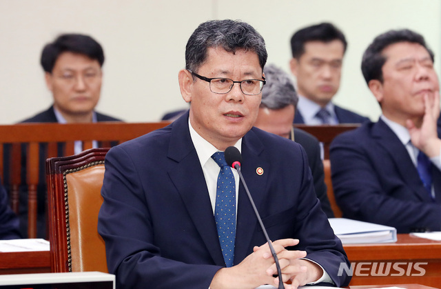 【서울=뉴시스】이종철 기자 = 김연철 통일부 장관이 7일 오후 서울 여의도 국회에서 열린 외교통일위원회 전체회의에 출석하여 탈북한 북한 주민 강제소환에 대한 의원 질의에 답변하고 있다. 2019.11.07.jc4321@newsis.com
