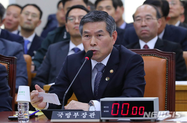 【서울=뉴시스】 장세영 기자 = 정경두 국방부 장관이 7일 오후 서울 여의도 국회에서 열린 국방위원회 전체회의에서 청와대 관계자 핸드폰으로 알려진 삼척으로 내려왔던 북한주민 판문점으로 송환 관련 내용의 의원 질의에 답하고 있다. 2019.11.07. photothink@newsis.com