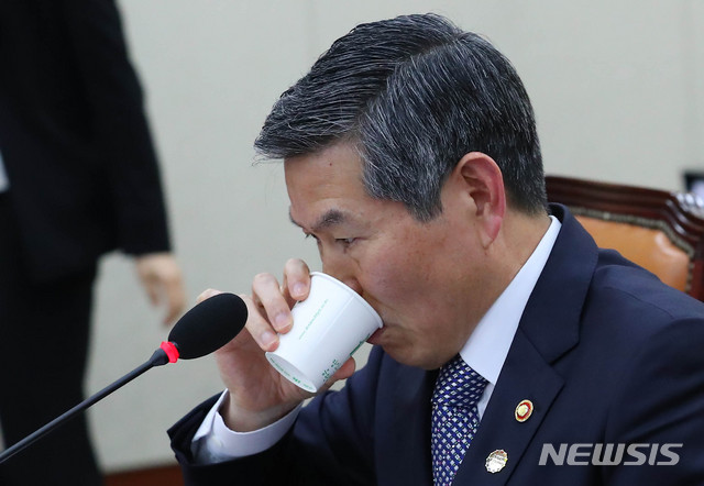 【서울=뉴시스】 장세영 기자 = 정경두 국방부 장관이 7일 오후 서울 여의도 국회에서 열린 국방위원회 전체회의에서 물을 마시고 있다. 2019.11.07. photothink@newsis.com