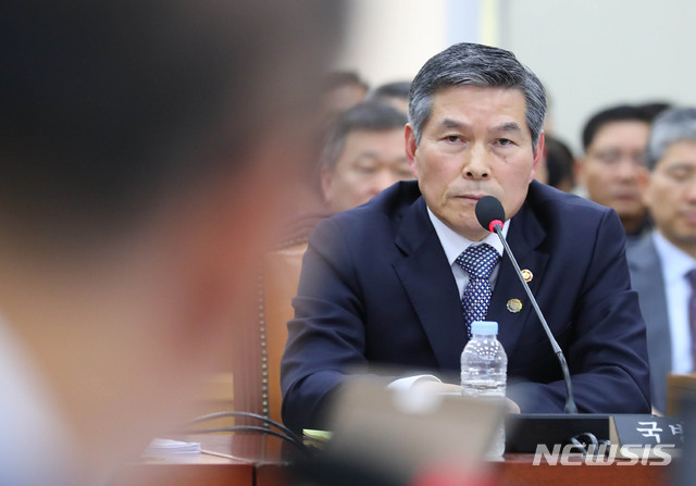 【서울=뉴시스】 장세영 기자 = 정경두 국방부 장관이 7일 오후 서울 여의도 국회에서 열린 국방위원회 전체회의에서 청와대 관계자 핸드폰으로 알려진 삼척으로 내려왔던 북한주민 판문점으로 송환 관련 내용의 의원 질의를 듣고 있다. 2019.11.07. photothink@newsis.com