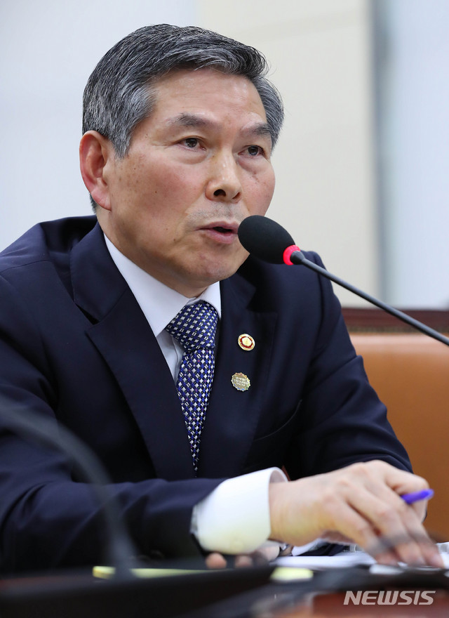 【서울=뉴시스】 장세영 기자 = 정경두 국방부 장관이 7일 오후 서울 여의도 국회에서 열린 국방위원회 전체회의에서 청와대 관계자 핸드폰으로 알려진 삼척으로 내려왔던 북한주민 판문점으로 송환 관련 내용의 의원 질의에 답하고 있다. 2019.11.07.&nbsp; photothink@newsis.com