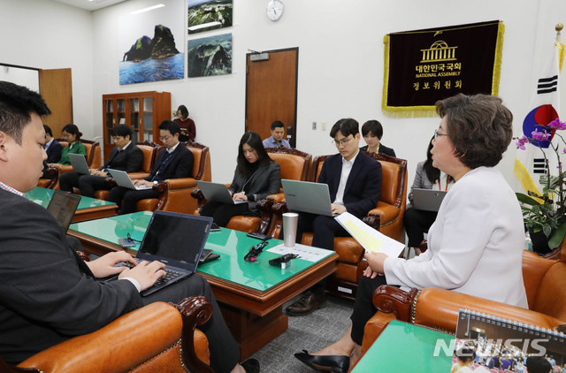 【서울=뉴시스】 장세영 기자 = 이혜훈 (오른쪽) 국회 정보위원회 위원장이 7일 오후 서울 여의도 국회 정보위원장실에서 삼척으로 내려왔던 북한 주민 송환 관련 브리핑을 하고 있다. 2019.11.07. photothink@newsis.com