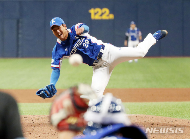 【서울=뉴시스】김진아 기자 = 7일 오후 서울 구로구 고척스카이돔에서 열린 2019 WBSC 프리미어12 예선 C조 대한민국과 캐나다 경기, 한국 선발투수 김광현이 역투하고 있다. 2019.11.07.bluesoda@newsis.com