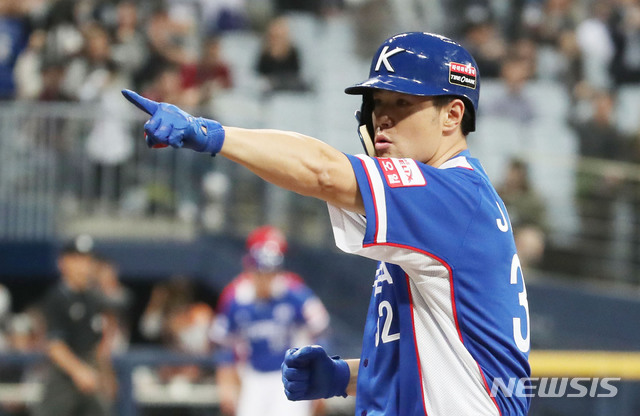 【서울=뉴시스】김진아 기자 = 7일 오후 서울 구로구 고척스카이돔에서 열린 2019 WBSC 프리미어12 예선 C조 대한민국과 캐나다 경기, 6회초 2사 만루 한국 김재환이 2타점 적시타를 친 후 기뻐하고 있다. 2019.11.07. bluesoda@newsis.com