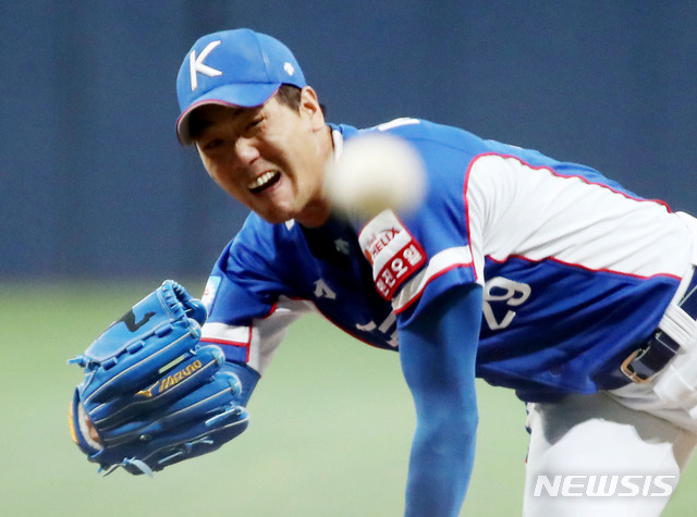 【서울=뉴시스】김진아 기자 = 7일 오후 서울 구로구 고척스카이돔에서 열린 2019 WBSC 프리미어12 예선 C조 대한민국과 캐나다 경기, 한국 선발투수 김광현이 역투하고 있다. 2019.11.07.bluesoda@newsis.com