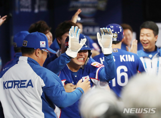【서울=뉴시스】김진아 기자 = 7일 오후 서울 구로구 고척스카이돔에서 열린 2019 WBSC 프리미어12 예선 C조 대한민국과 캐나다 경기, 6회초 2사 만루 김재환의 안타로 홈으로 들어온 민병헌이 기뻐하고 있다. 2019.11.07.bluesoda@newsis.com