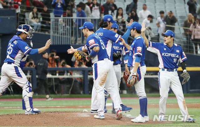 【서울=뉴시스】김진아 기자 = 7일 오후 서울 구로구 고척스카이돔에서 열린 2019 WBSC 프리미어12 예선 C조 대한민국과 캐나다 경기, 3:1로 승리한 한국 선수들이 기뻐하고 있다. 2019.11.07. bluesoda@newsis.com