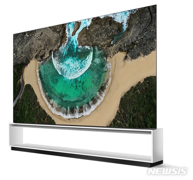 【서울=뉴시스】'CES 2020 혁신상' 2관왕에 오른 세계 최초 8K 올레드 TV 'LG 시그니처 올레드 8K'.(사진출처:LG전자 제공) 2019.11.08.