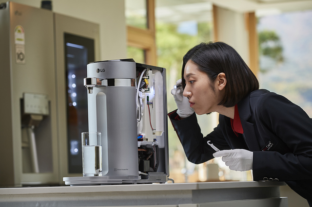 【서울=뉴시스】 LG전자 케어솔루션 매니저가 LG 퓨리케어 정수기의 직수관을 무상교체하면서 내부 부품까지 꼼꼼하게 점검하고 있다. 사진 LG전자