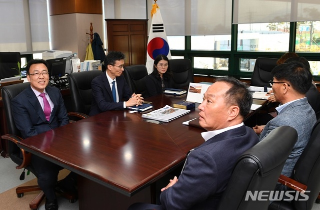 【양평=뉴시스】 문영일 기자 = 정동균 양평군수(앞줄 첫번째)와 최종원 한강청장(두번째줄 첫번째). 2019.11.08. (사진=양평군청 제공) photo@newsis.com