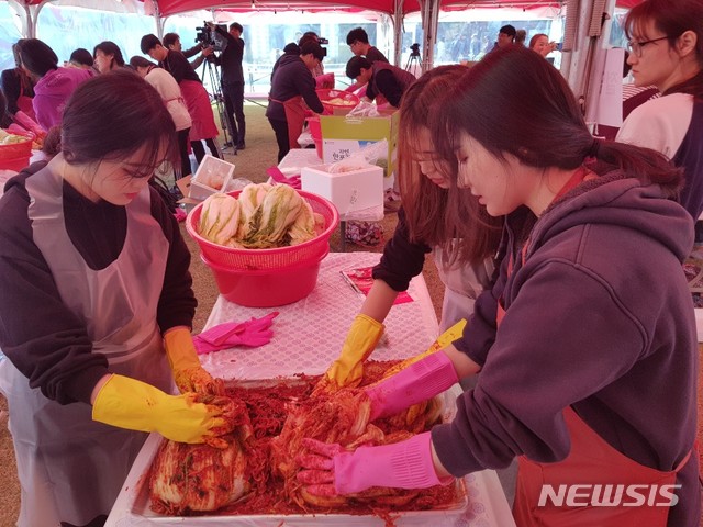 【괴산=뉴시스】 김재광 기자 = 충북 괴산군이 주최한 김장축제가 8일 군청 앞 광장과 동진천 일원에서 열려 참가자들이 김장을 하고 있다.2019.11.08  kipoi@newsis.com 