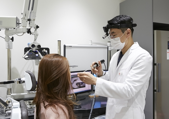 【서울=뉴시스】 삼성전자 DS부문 헬스케어센터의 이비인후과 진료 모습. 사진 삼성전자