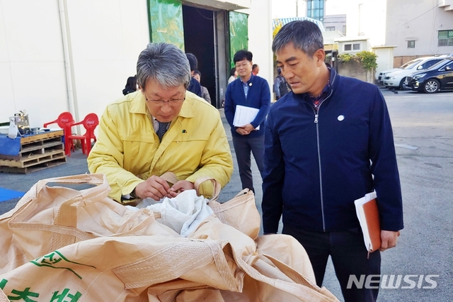 【정읍=뉴시스】 이학권 기자 =전북 정읍시가 태풍 피해 벼와 2019년산 공공비축미곡 건조 벼 매입을 시작했다. 유진섭 시장이 8일 농소동 수매현장을 찾아 올해 쌀 작황을 점검하고 있다. (사진 =정읍시 제공) 2019.11.08.photo@newsis.com