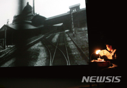 【서울=뉴시스】영화 '청춘의 십자로' 변사 공연 재연 (사진=한국영상자료원 제공) 2019.11.08 photo@newsis.com