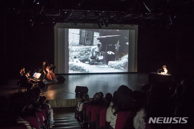 【서울=뉴시스】영화 '청춘의 십자로' 변사 공연 재연 (사진=한국영상자료원 제공) 2019.11.08 photo@newsis.com