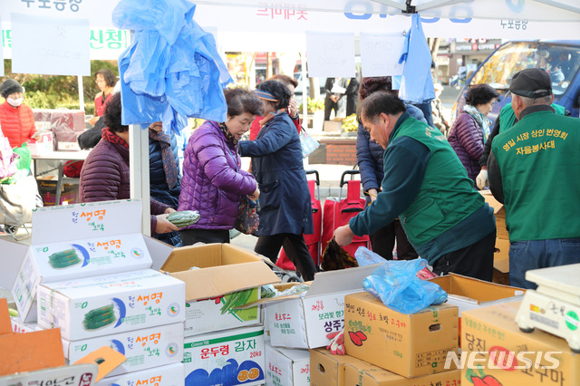 【서울=뉴시스】 지역 상생장터 ‘어울림장터·직거래장터’의 모습 (사진=서울 영등포구 제공)