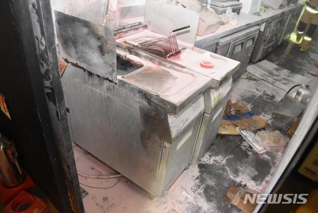 【서울=뉴시스】 8일 오전 11시4분께 서울 용산구 용산아이파크몰 7층 영화관 CGV 매점에서 발생한 화재 현장. 2019.11.08 (사진 = 용산소방서 제공)