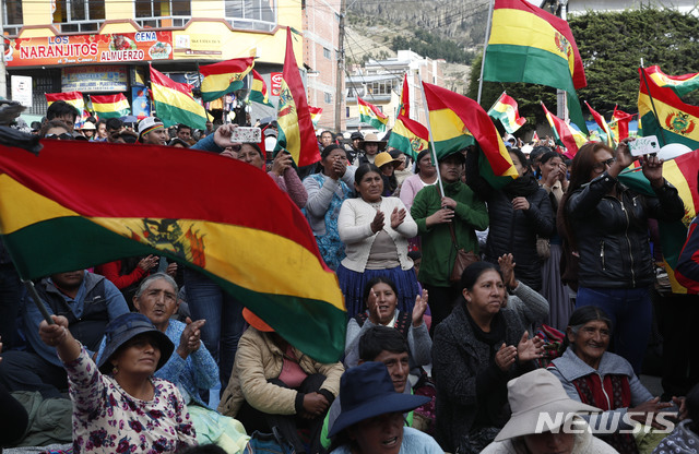 【파파스(볼리비아)=AP/뉴시스】에보 모랄레스 볼리비아 대통령의 4선 성공 주장에 항의하는 볼리비아의 반정부 시위대가 7일(현지시간) 볼리비아 라파스에서 반정부 시위를 벌이고 있다. 2019.11.8.