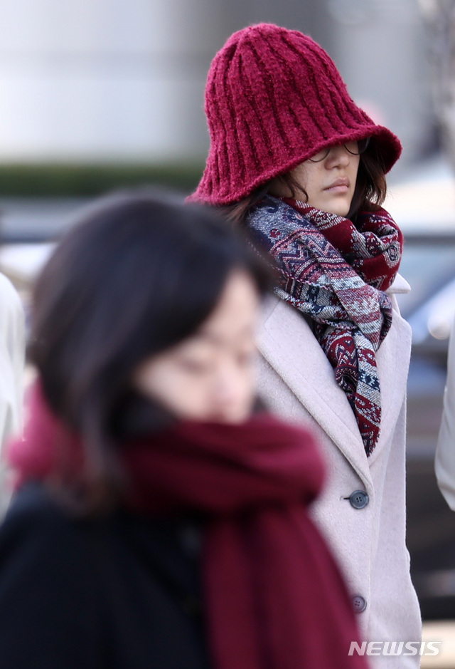 【서울=뉴시스】이영환 기자 = 시민들이 겨울이 시작된다는 절기상 입동인 지난 8일 오전 서울 종로구 광화문 사거리에서 출근길 발걸음을 재촉하고 있다. 2019.11.08. 20hwan@newsis.com