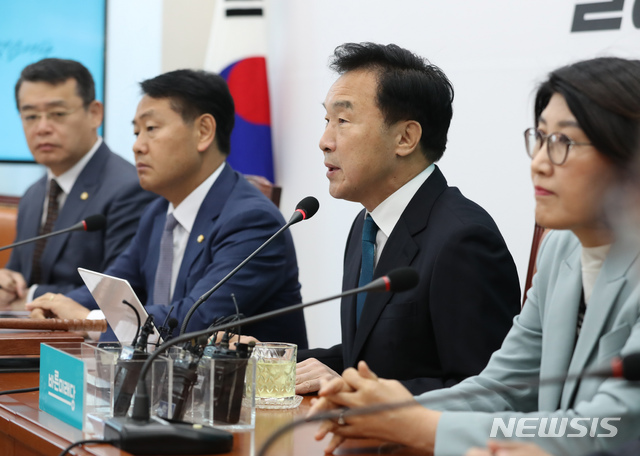 【서울=뉴시스】고승민 기자 = 손학규 바른미래당 대표가 8일 서울 여의도 국회에서 열린 당 최고위원회의에서 모두발언하고 있다. 2019.11.08.kkssmm99@newsis.com