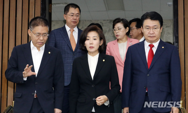 【서울=뉴시스】이종철 기자 = 나경원 자유한국당 원내대표가 8일 오전 서울 여의도 국회에서 열린 원내대책회의에 참석하고 있다. 2019.11.08. jc4321@newsis.com