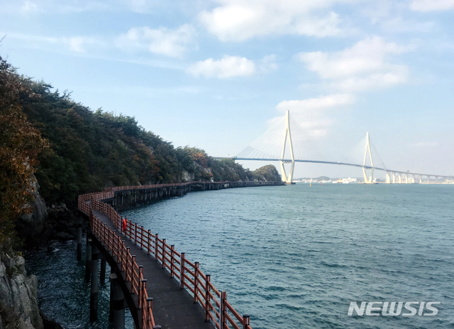 【목포=뉴시스】전남 목포시 고하도 해안데크. (사진=목포시 제공) 2019.11.08.  photo@newsis.com