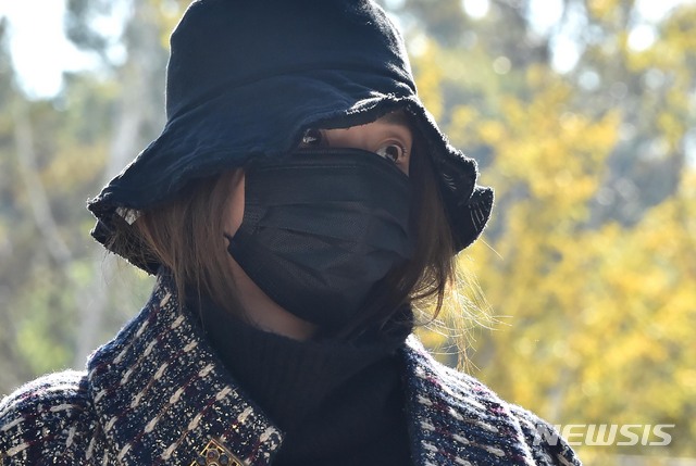 [수원=뉴시스] 김종택 기자 = 상습 마약 투약 등 혐의로 구속기소돼 1심에서 집행유예를 선고받은 남양유업 창업주 외손녀 황하나(31)씨가 지난해 11월8일 오전 경기 수원시 영통구 수원지방법원에서 열린 항소심 선고공판을 마치고 법원을 나서고 있다. 2019.11.08.semail3778@naver.com