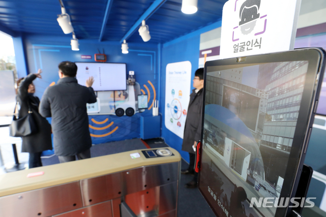 실물카드 사라질까....카드사들, 지문·얼굴 등 생체인증 주목