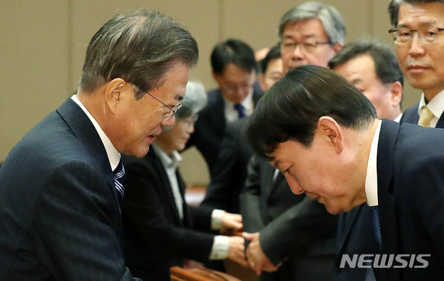 [서울=뉴시스]문재인 대통령이 지난해 11월8일 청와대 본관 집현실에서 열린 공정사회를 향한 반부패정책협의회에 참석해 윤석열 검찰총장과 악수를 하고 있다.(사진 = 뉴시스DB)2019.11.08.