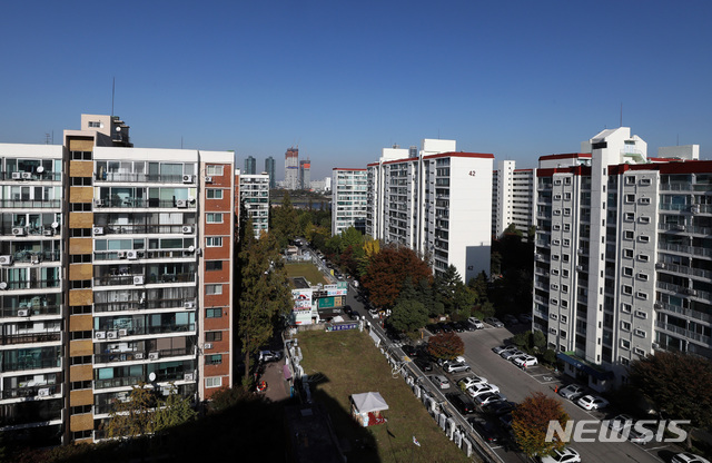 【서울=뉴시스】이영환 기자 = 부동산 업계에 따르면 분양가 상한제 적용지역 중 한 곳인 서울 강남구 압구정 4구역(현대 8차, 한양 3,4,6차) 재건축 사업 해당 주민들이 7일 주민총회를 열고 내년도 사업계획 건과 예산안, 추진위원장 연임 안건 등을 의결에 부쳤으나 모두 부결됐다고 전했다. 집행부의 자격이 상실됨에 따라 상당 기간 재건축 사업의 중단 가능성이 높아져 분양가 상한제 적용 영향을 받은 첫 사례로 기록될 것으로 보인다. 사진은 8일 오후 현대 8차와 한양 4차 아파트의 모습.  2019.11.08. 20hwan@newsis.com