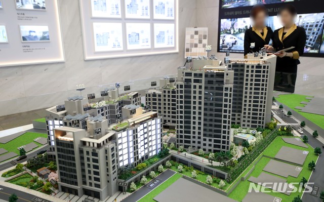 [서울=뉴시스]김선웅 기자 = 서울 강남구 서초동에 위치한 한 아파트 모델하우스. 2019.11.08. mangusta@newsis.com 이 사진은 기사와 직접적인 관련 없음.