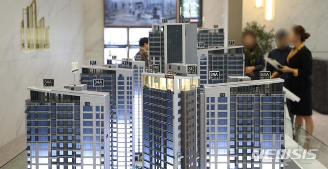 【서울=뉴시스】김선웅 기자 = 정부가 민간택지 분양가 상한제 적용지역을 발표한 가운데 8일 오후 서울 강남구 서초동에 위치한 롯데건설의 '르엘' 모델하우스가 개관, 아파트 모형이 전시되고 있다. 롯데건설의 르엘은 서초구 잠원동과 강남구 대치동의 아파트 단지를 재건축 해 공급하는 단지로 분양가상한제 대상지로 선정된 지역에서 첫 번째로 나온 물량이지만 상한제의 적용을 받지 않는다. 2019.11.08. mangusta@newsis.com