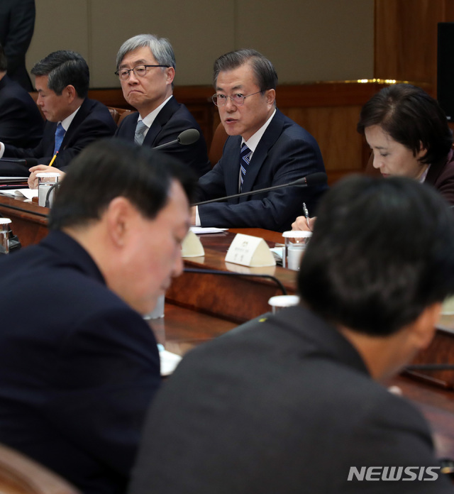 【서울=뉴시스】박영태 기자 = 문재인 대통령이 8일 청와대 본관 집현실에서 열린 공정사회를 향한 반부패정책협의회에 참석해 윤석열 검찰총장을 바라보며 모두발언을 하고 있다. 2019.11.08. since1999@newsis.com