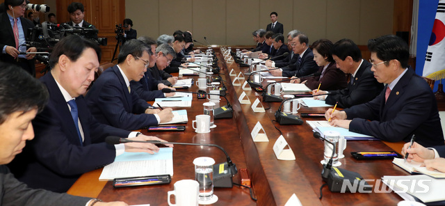 【서울=뉴시스】박영태 기자 = 문재인 대통령이 8일 청와대 본관 집현실에서 열린 공정사회를 향한 반부패정책협의회에 참석해 모두발언을 하고 있다. 2019.11.08. since1999@newsis.com