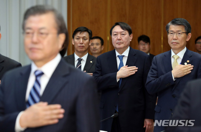 【서울=뉴시스】박영태 기자 = 윤석열 감찰총장이 8일 청와대 본관 집현실에서 열린 공정사회를 향한 반부패정책협의회에 참석해 국민의례를 하고 있다. 2019.11.08. since1999@newsis.com