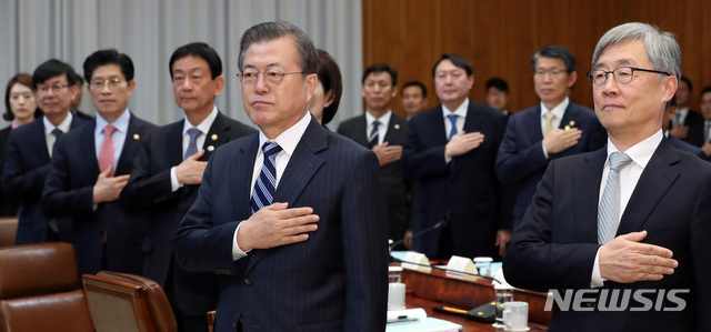 【서울=뉴시스】박영태 기자 = 문재인 대통령이 8일 청와대 본관 집현실에서 열린 공정사회를 향한 반부패정책협의회에 참석해 국민의례를 하고 있다. 앞줄 왼쪽부터 고민정 대변인, 김상조 정책실장, 노형욱 국무조정실장, 진영 행정안전부 장관, 문재인 대통령, 최재형 감사원장. 2019.11.08. since1999@newsis.com
