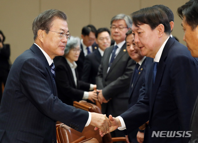 [서울=뉴시스]박영태 기자 = 문재인 대통령이 지난해 11월8일 청와대 본관 집현실에서 열린 공정사회를 향한 반부패정책협의회에 참석해 윤석열 검찰총장과 인사를 나누고 있다. 2019.11.08.since1999@newsis.com