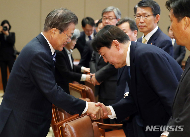 【서울=뉴시스】박영태 기자 = 문재인 대통령이 8일 청와대 본관 집현실에서 열린 공정사회를 향한 반부패정책협의회에 참석해 윤석열 검찰총장과 악수를 나누고 있다. 2019.11.08. since1999@newsis.com