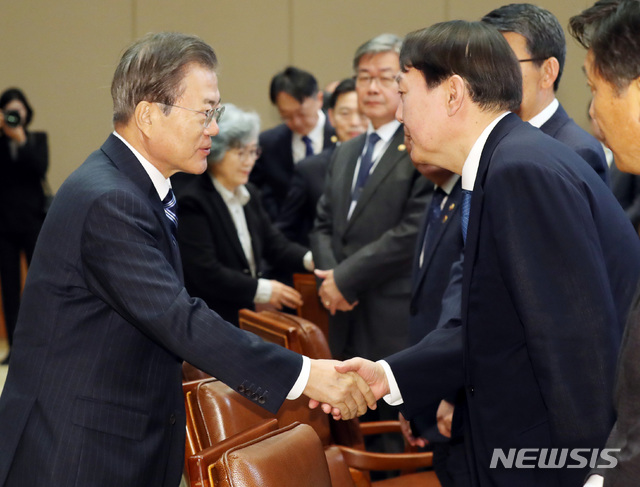 【서울=뉴시스】박영태 기자 = 문재인 대통령이 8일 청와대 본관 집현실에서 열린 공정사회를 향한 반부패정책협의회에 참석해 윤석열 검찰총장과 악수를 나누고 있다. 2019.11.08.since1999@newsis.com