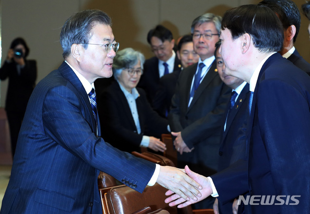 【서울=뉴시스】박영태 기자 = 문재인 대통령이 8일 청와대 본관 집현실에서 열린 공정사회를 향한 반부패정책협의회에 참석해 윤석열 검찰총장과 악수를 나누고 있다. 2019.11.08.since1999@newsis.com