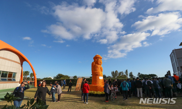 【서귀포=뉴시스】우장호 기자 = 2019 제주국제감귤박람회가 개막한 지난 8일 제주 서귀포시 남원읍 서귀포농업기술센터를 찾은 관람객들이 행사장을 둘러보고 있다. 2019.11.08. woo1223@newsis.com