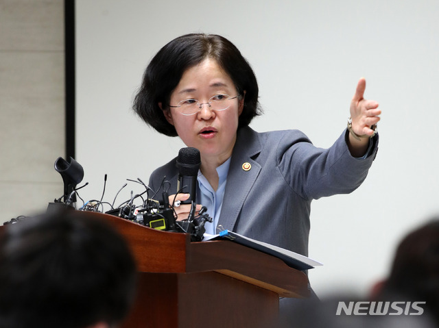 【서울=뉴시스】 고범준 기자 = 조성욱 공정거래위원장이 8일 오후 서울 중구 대한상공회의소 공정거래조정원에서 SK브로드밴드, LG유플러스 등 방송통신사업자의 기업결합 조건부 승인과 관련 브리핑을 하고 있다. 2019.11.10.&nbsp; bjko@newsis.com