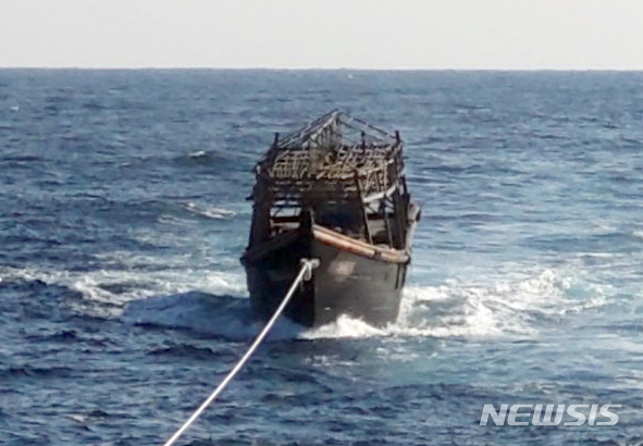 【서울=뉴시스】 이윤청 기자 = 추방된 북한 주민 2명이 타고 온 오징어잡이 선박이 8일 해상에서 북한에 인계됐다. 사진은 8일 오후 북측 선박이 인계되는 모습. (사진=통일부 제공) 2019.11.08.&nbsp; photo@newsis.com 